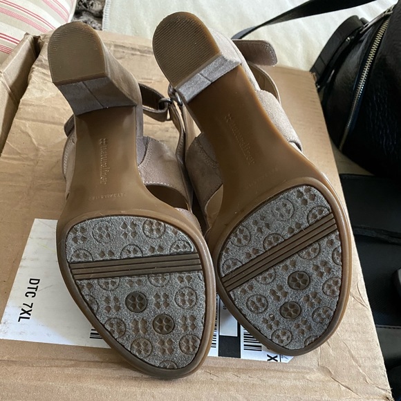 Size 8 Naturalizer faux suede sandals - Picture 2 of 3